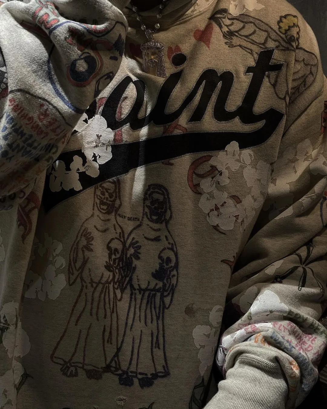 DENIM TEARS × ©SAINT M×××××× "SAINT TEARS" Graffiti Hoodie 22ss co-branded cotton graffiti hoodie, full printed washed distressed hole Vintage sweatshirt, gray S-XL, super heavy duty! The whole piece is printed with 35 screens and counterpoint printing!
